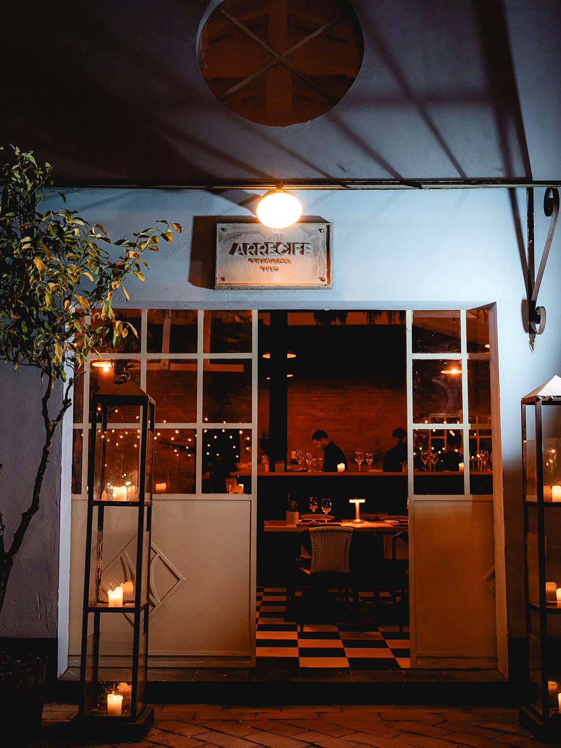 La fachada de noche